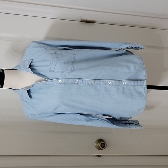Old Navy Size M "The Classic Shirt" Lightweight Denim Light Wash Button Down EUC - Picture 1 of 11